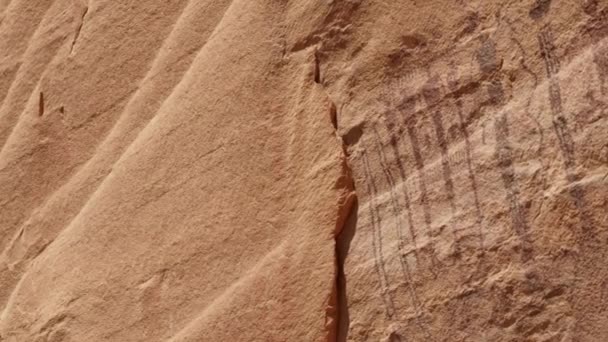 Rodilý Američan petroglyfy na stěny kaňonu — Stock video