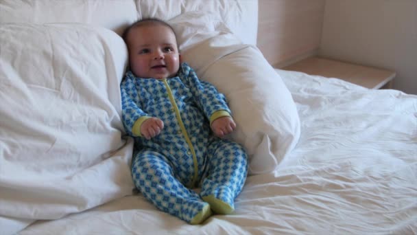 Yeni doğan bebek bir otel yatakta yatarken — Stok video