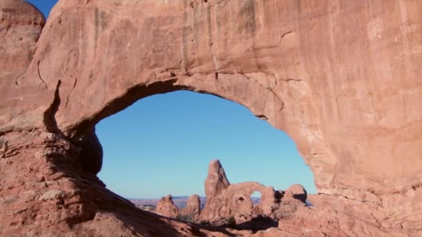 Noord venster en torentje boog in het Arches National Park — Stockvideo