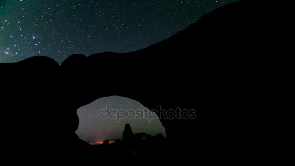 En stjärna timelapse på natten genom norra fönster arch — Stockvideo