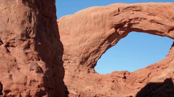 Arco de ventana norte en el Parque Nacional Arches — Vídeos de Stock