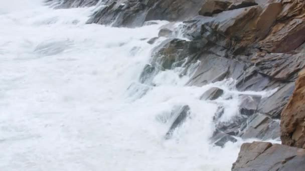 Ondas oceánicas en la costa rocosa — Vídeos de Stock