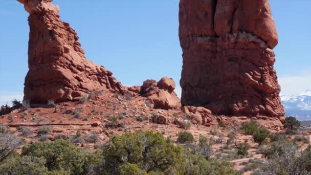 Vyvažování rock v národním parku arches — Stock video