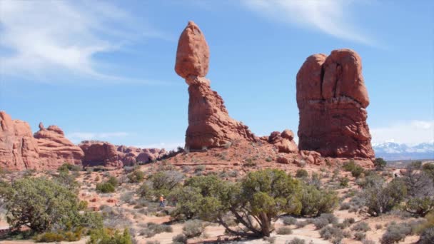 Balancing Rock in het Arches National Park — Stockvideo