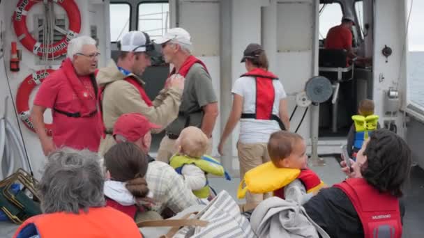 Ticari Balıkçılık Üzerinde Yüzen Insanlar Cape Breton Adası Nda Tekne — Stok video