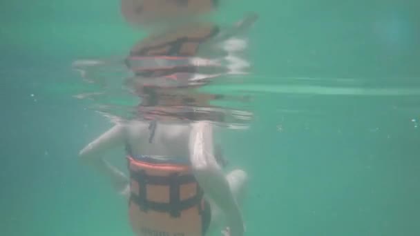 Люди, плывущие по каналу Майя — стоковое видео