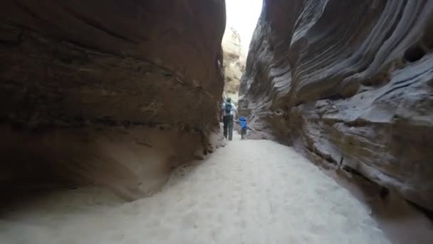 People hiking a slot canyon — Stock Video