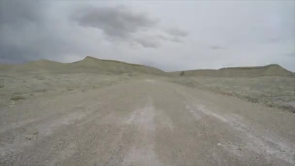 산맥을 통해 운전 자동차 — 비디오