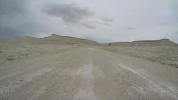 Voiture conduisant à travers les montagnes — Video