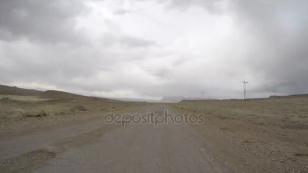 Voiture conduisant à travers les montagnes — Video