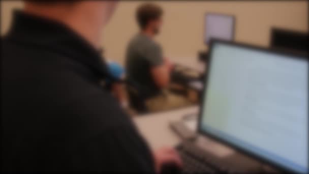 Professor gebruikt het computerlab op een universiteit — Stockvideo