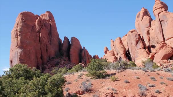 Formations rocheuses dans le parc national des Arches — Video