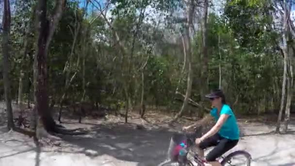 Donna in bicicletta attraverso la giungla alle rovine maya — Video Stock