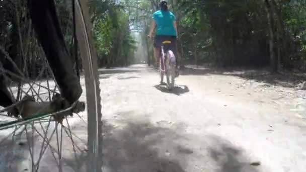 Їзда на велосипеді через джунглі на руїнах майя — стокове відео
