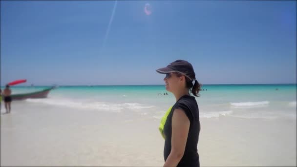 Mujer caminando en la playa del océano tropical — Vídeos de Stock