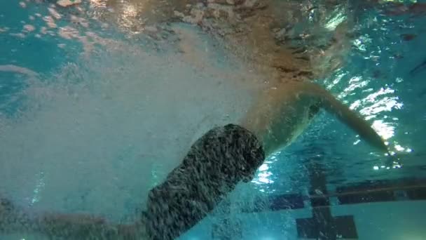 Zeitlupe eines Jungen, der in Pool schwimmt — Stockvideo