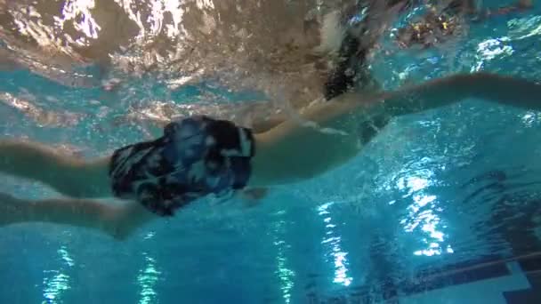 Mouvement lent d'un enfant nageant dans une piscine — Video