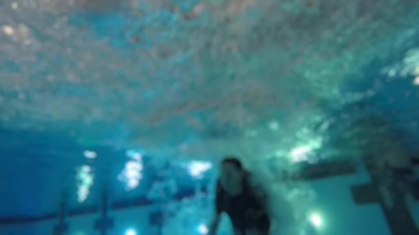 Movimento lento de um adolescente pulando em uma piscina — Vídeo de Stock