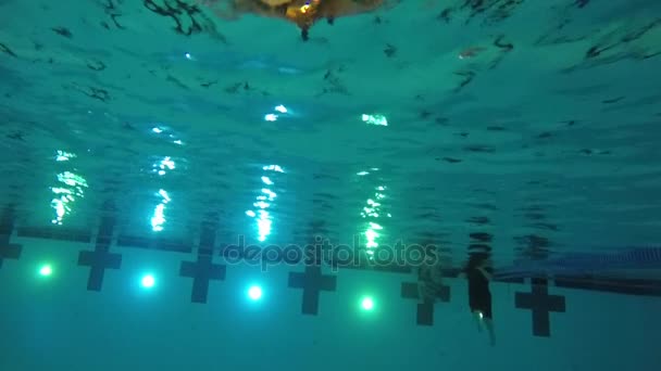 Pojke dykning hoppa i poolen — Stockvideo