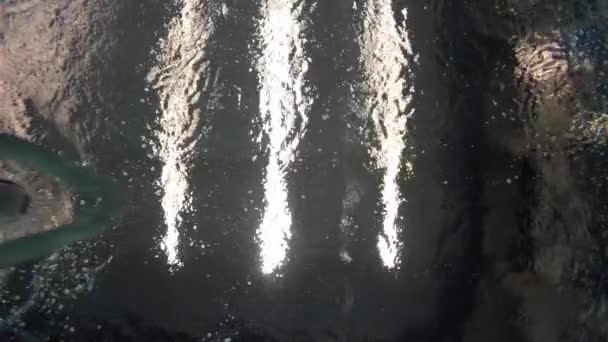 Pływak obrysu piersi pod wodą — Wideo stockowe