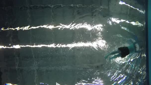 Slow motion of man exiting pool — Stock Video