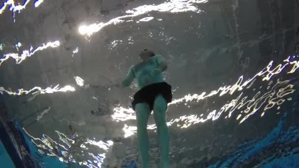 Медленное движение плавания человека — стоковое видео