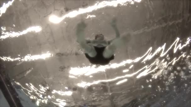 Повільний рух людини, що тренуються під водою — стокове відео