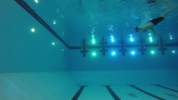 Медленное движение пловца в бассейне — стоковое видео