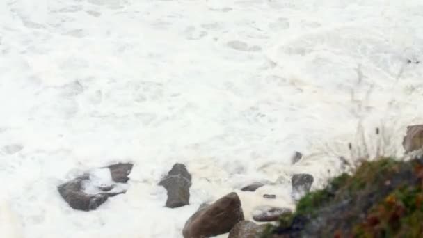 Ondas oceânicas ásperas caindo na costa — Vídeo de Stock