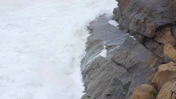 Olas agitadas del océano cayendo en la orilla — Vídeo de stock