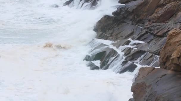 Ondas oceânicas ásperas caindo na costa — Vídeo de Stock