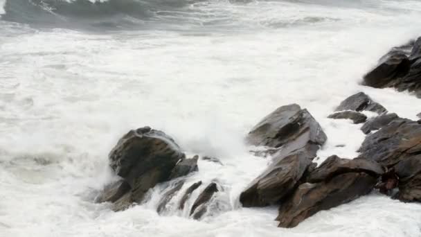 Onde oceaniche ruvide che cadono sulla riva — Video Stock