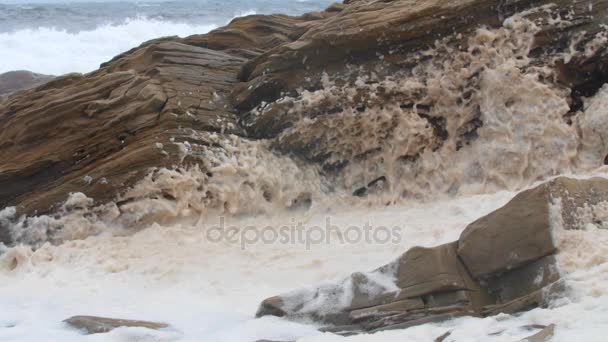 Espuma en la costa del océano rocoso — Vídeos de Stock