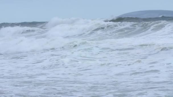 Vagues océaniques agitées tombant sur le rivage — Video