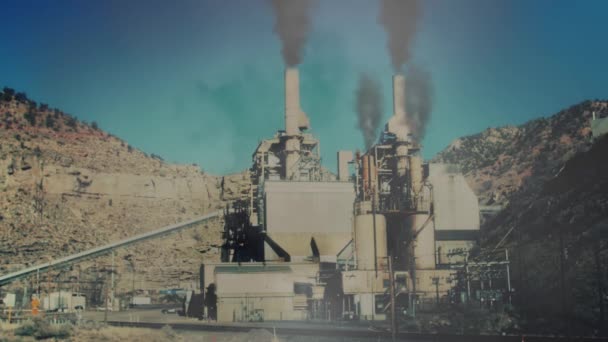 Roken stapels op kolen plant — Stockvideo