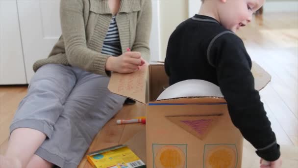 Mother makes a spaceship with her toddler — Stock Video