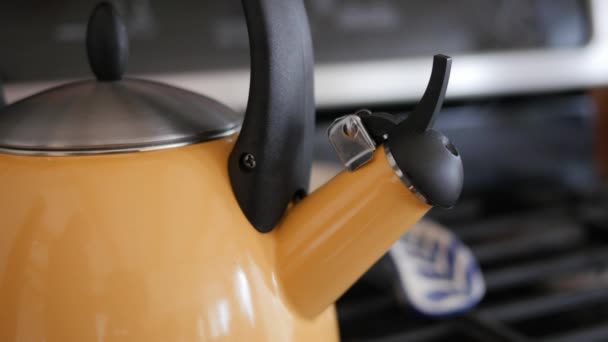 Yellow tea kettle on stove — Stock Video