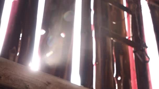 Солнечный свет, сияющий сквозь старую стену амбара — стоковое видео