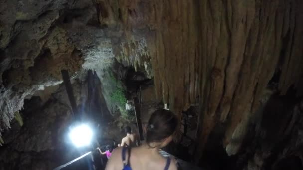 Simmare på en underjordisk cenote — Stockvideo