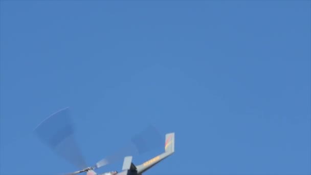 Hubschrauber mit Baumaterial — Stockvideo