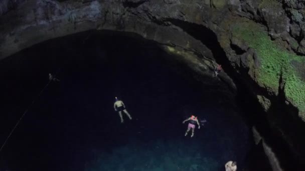 Plavci v podzemní cenote — Stock video