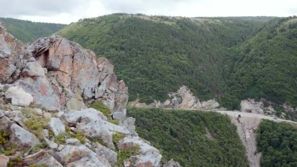 Cabot Trail Road y coches en Cape Breton Island — Vídeos de Stock