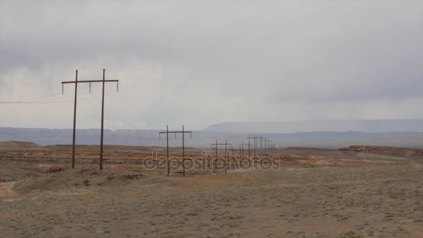 Pólos telefónicos a correr pelo deserto — Vídeo de Stock