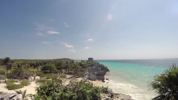 Las ruinas mayas junto a la playa — Vídeo de stock