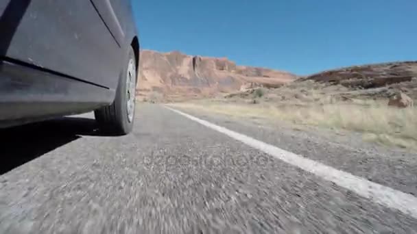 Зовнішній знімок автомобіля, що їде в пустелі — стокове відео