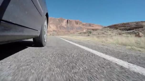 Plan extérieur de la voiture conduite dans le désert — Video