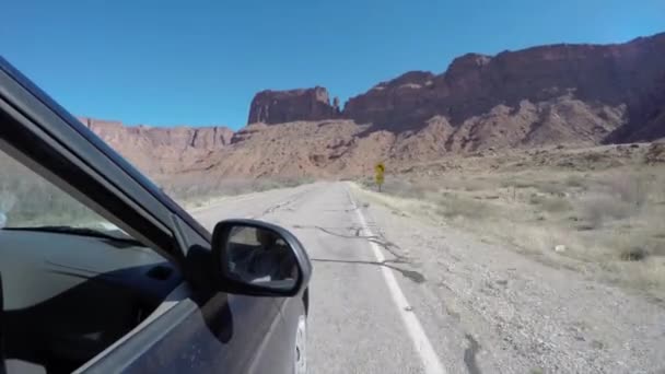 Carro dirigindo em um deserto — Vídeo de Stock
