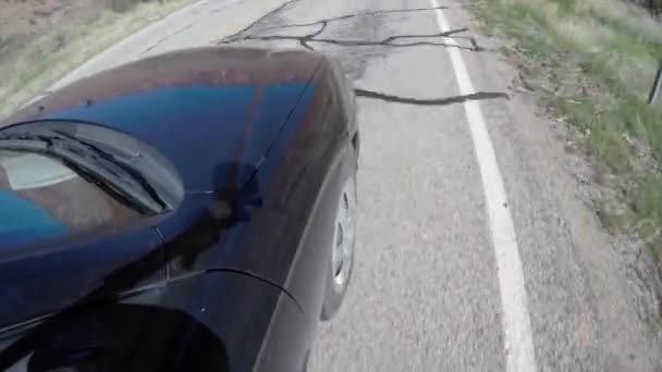 Conducción de coches en un desierto — Vídeo de stock