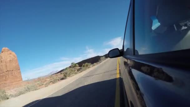 Внешняя съемка автомобиля за рулем в пустыне — стоковое видео