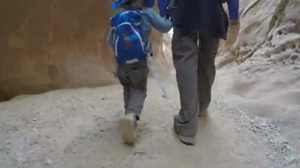 Семья Timelapse переезжает в слот-каньон — стоковое видео